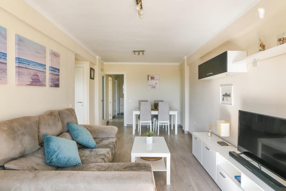 Communal lounge/ TV room, TV and multimedia, Seating area, Dining area