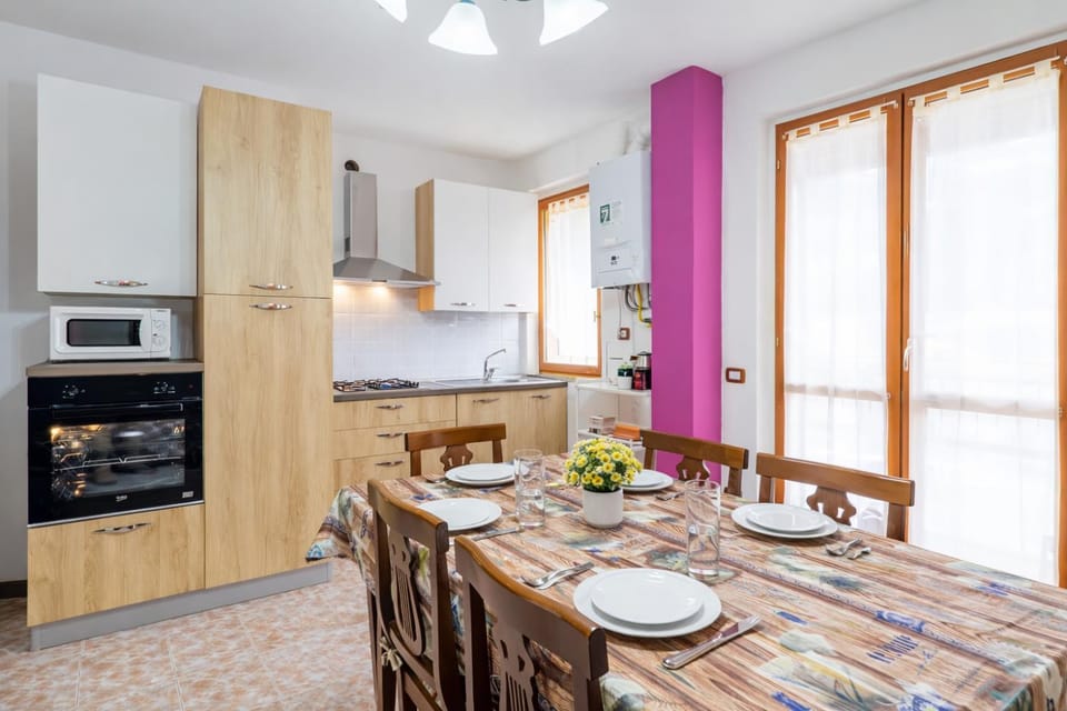 Kitchen or kitchenette, Dining area, oven, stove