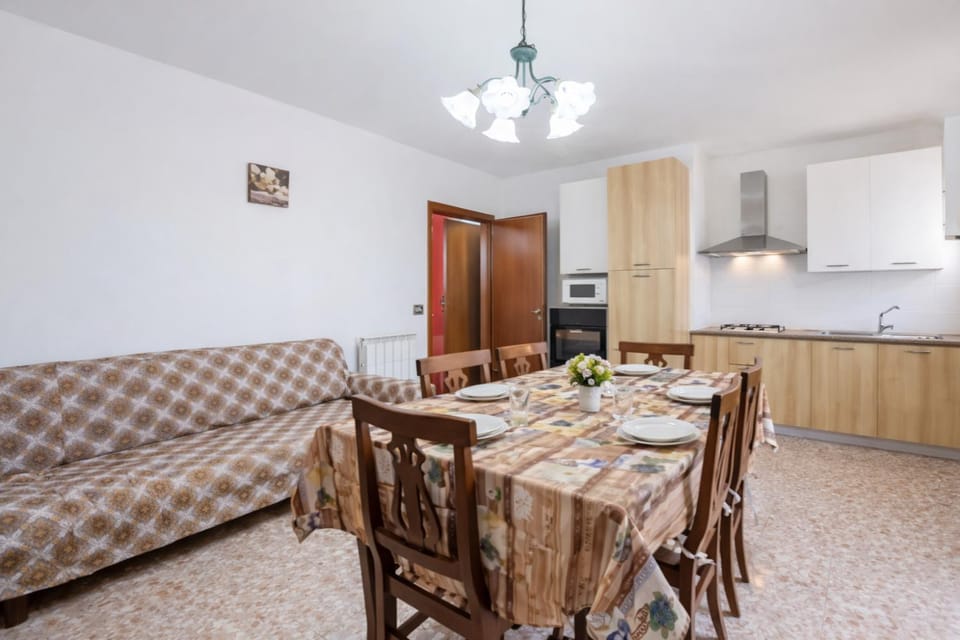 Kitchen or kitchenette, Living room, Seating area, Dining area, stove