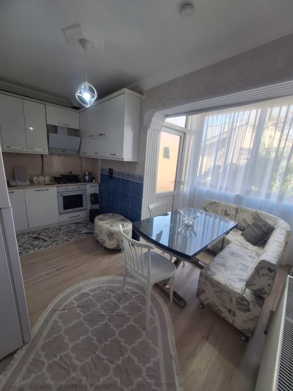 Kitchen or kitchenette, Dining area, oven, stove