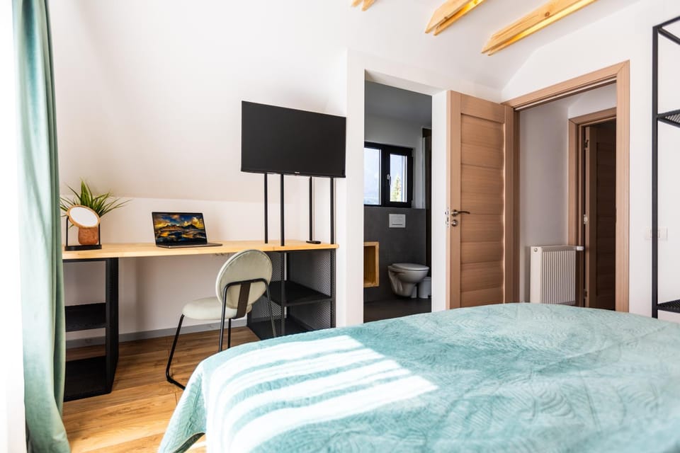 Bed, Bathroom, TV and multimedia, Bedroom