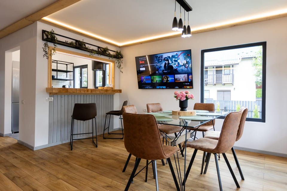 TV and multimedia, Kitchen or kitchenette, Living room, Seating area, Dining area