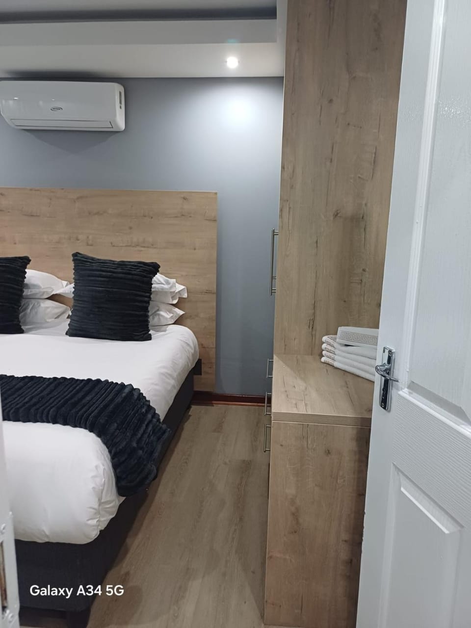 Bedroom, air conditioner