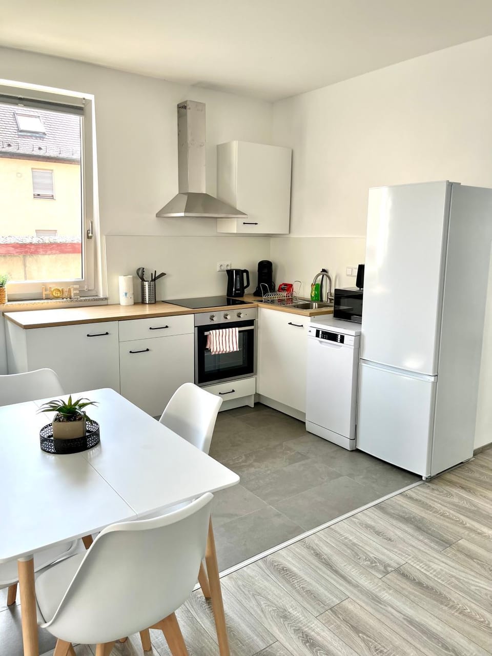 Coffee/tea facilities, Kitchen or kitchenette, Dining area, dishwasher, oven, stove, toaster