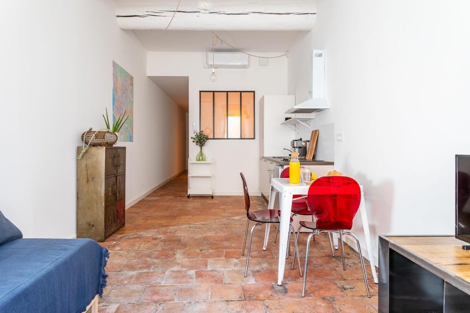 TV and multimedia, Kitchen or kitchenette, Living room, Seating area, Dining area, air conditioner