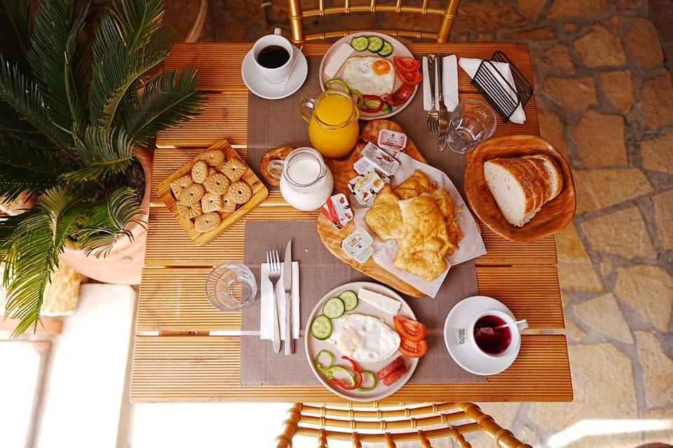 Food and drinks, Food, Breakfast, Continental breakfast, Lunch, Dinner, Drinks