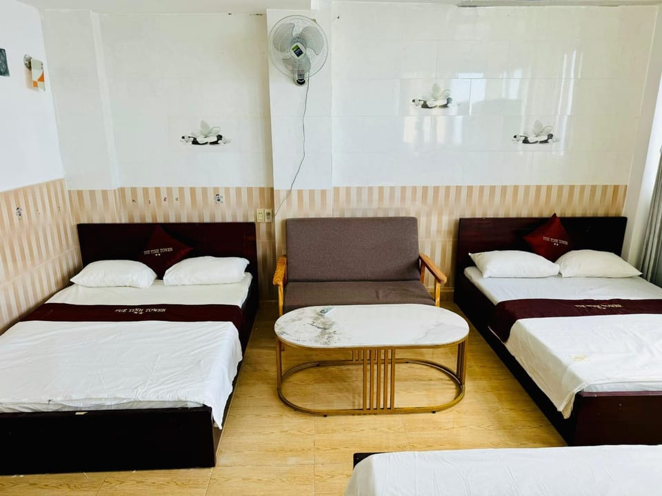 Bed, Living room, Photo of the whole room, Seating area, Bedroom