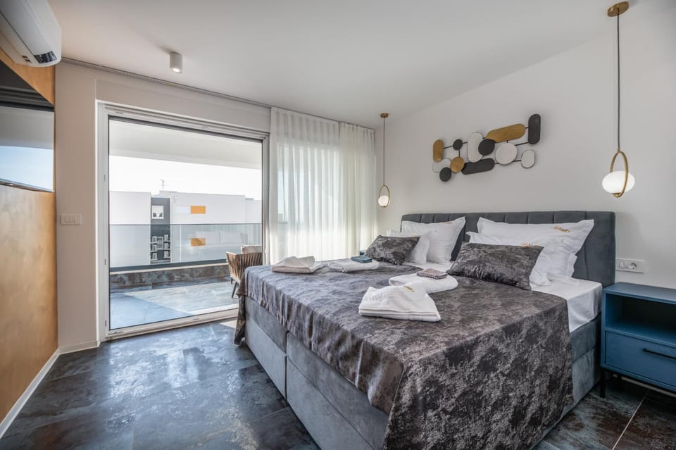 Bed, Photo of the whole room, Bedroom, towels