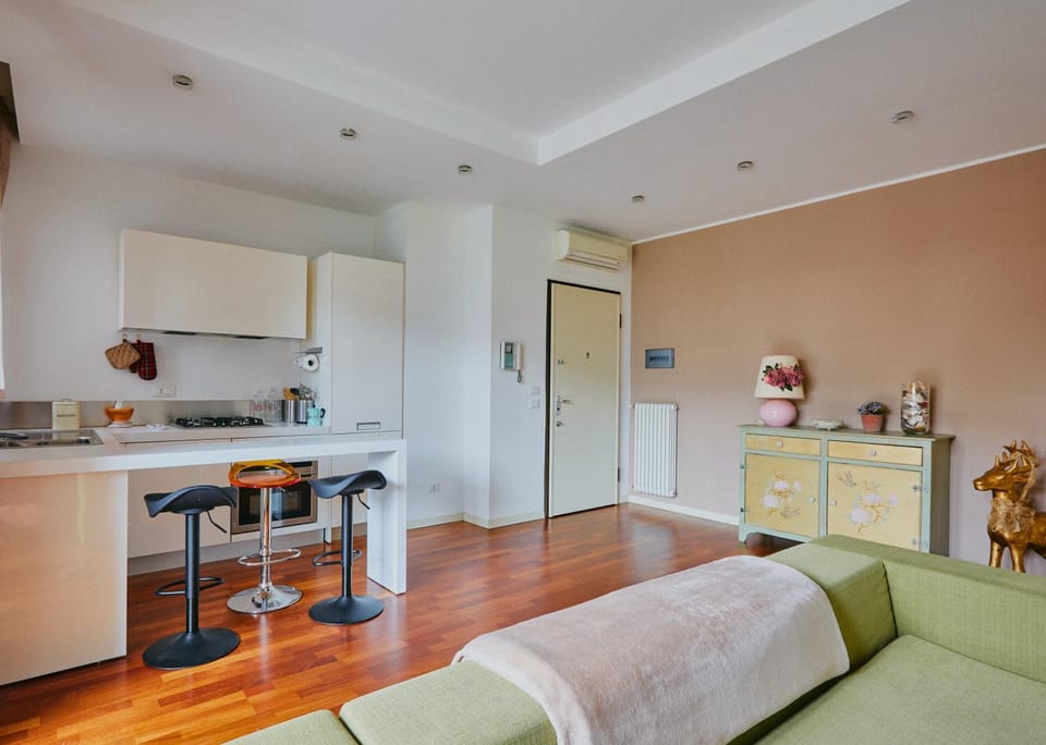 Kitchen or kitchenette, Living room, dishwasher, pet friendly, stove, washing machine