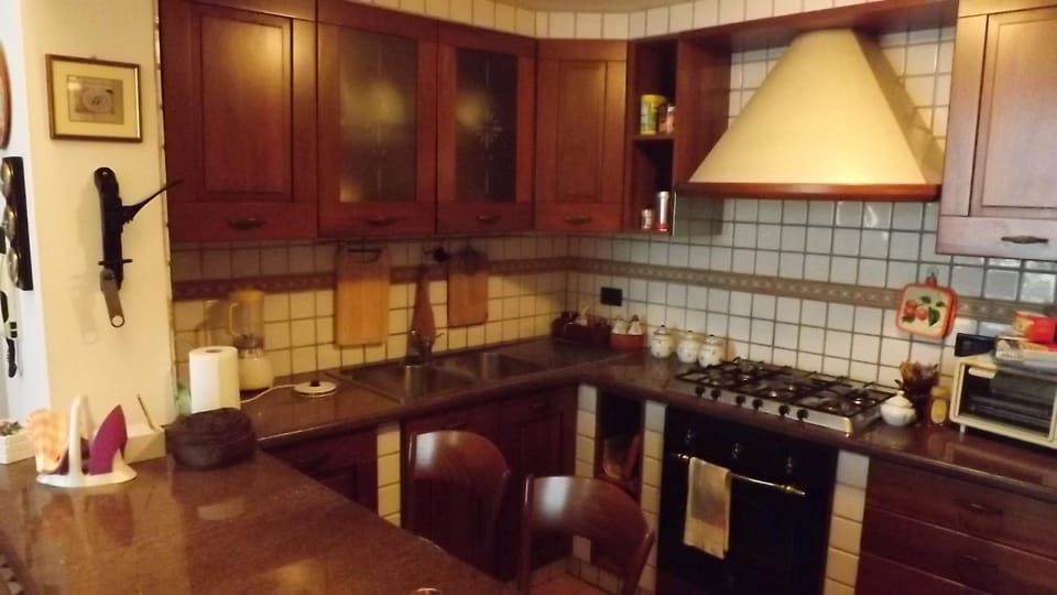 Kitchen or kitchenette, Internal: Not applicable to any particular room