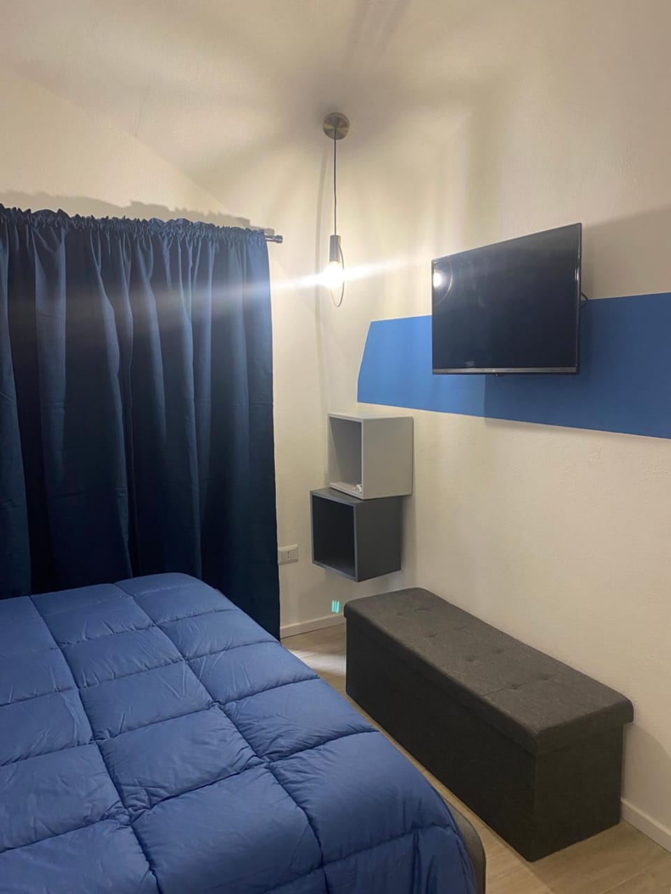 Bed, TV and multimedia, Photo of the whole room, Bedroom