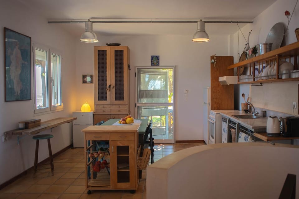 Dining area, kitchen