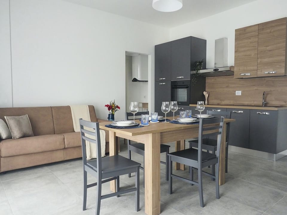 Kitchen or kitchenette, Living room, Seating area, Dining area, pet friendly, stove