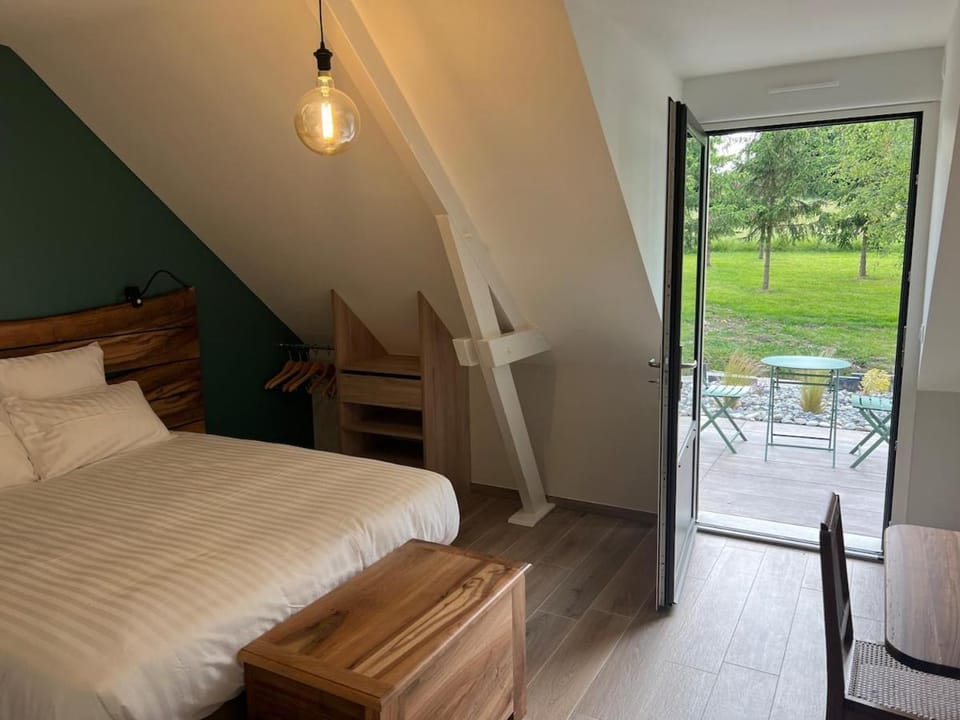 Bed, Balcony/Terrace, Photo of the whole room, Bedroom, Garden view