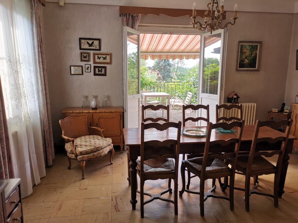 Seating area, Dining area