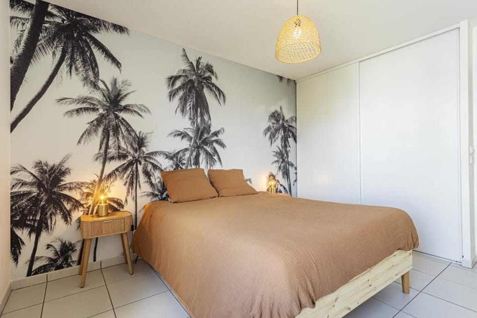 Bed, Photo of the whole room, Bedroom, storage