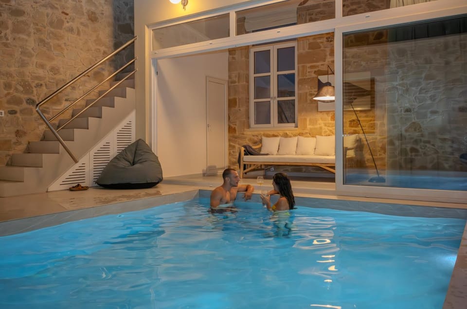 Patio, Patio, Night, People, Seating area, Pool view, Swimming pool, internet, internet