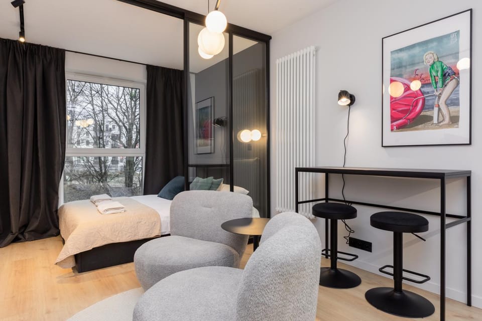 Bed, Living room, Photo of the whole room, Seating area, Bedroom