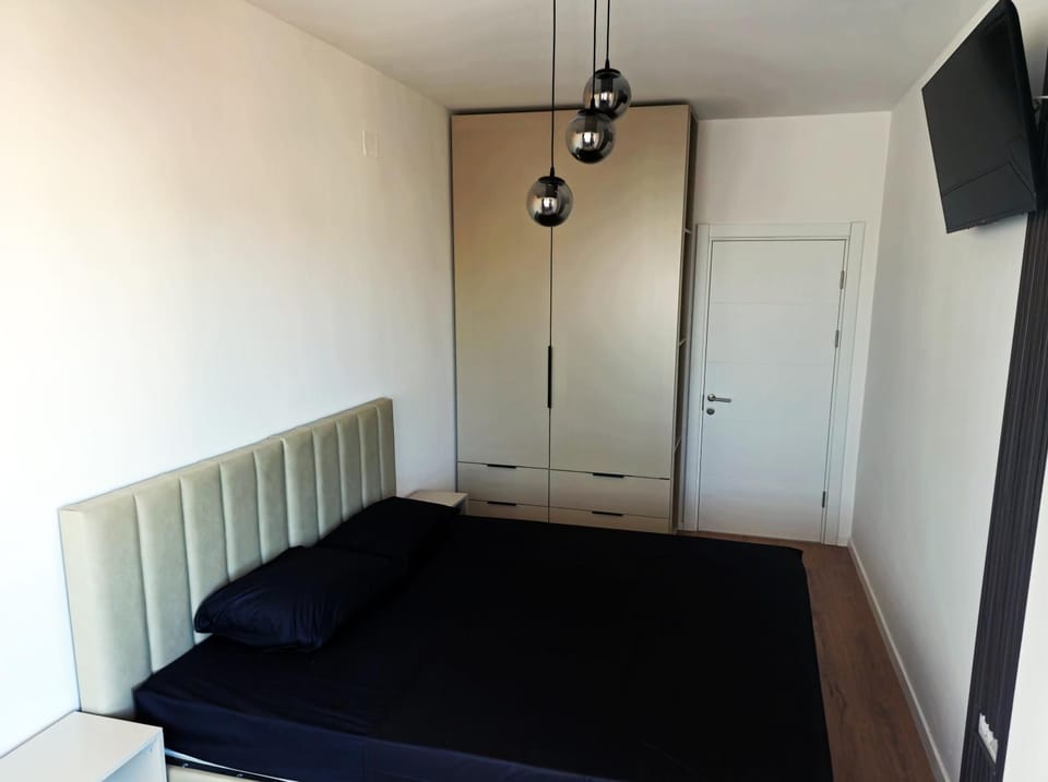 Bed, TV and multimedia, Photo of the whole room, Bedroom, wardrobe