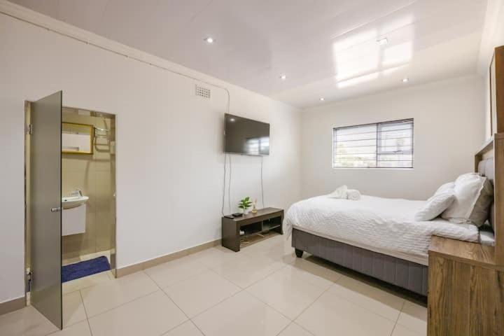 TV and multimedia, Photo of the whole room, Bedroom