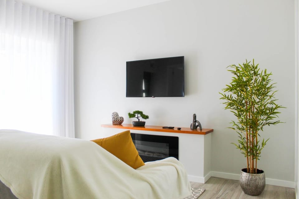 Communal lounge/ TV room, TV and multimedia, Decorative detail, Floor plan, flat iron