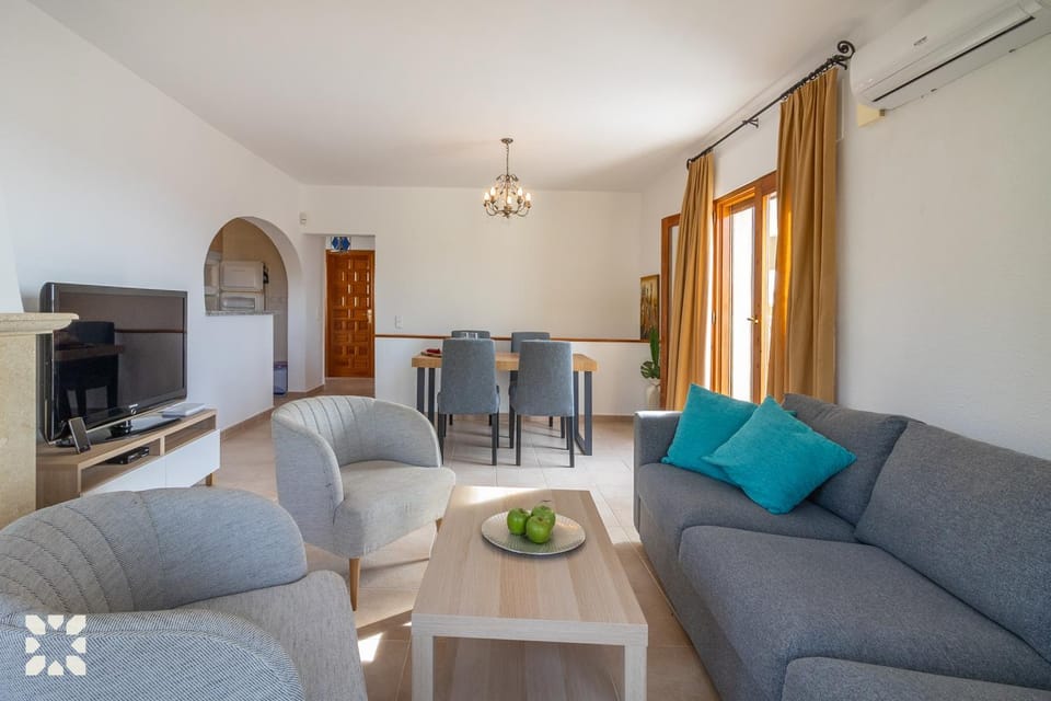 TV and multimedia, Kitchen or kitchenette, Living room, Seating area, Dining area