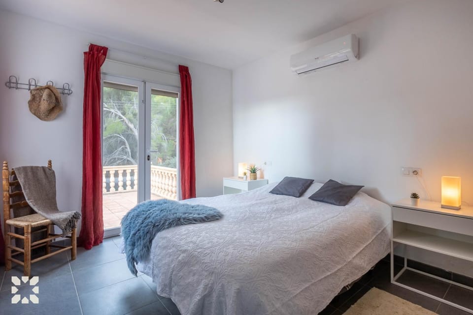Bed, Photo of the whole room, Bedroom, air conditioner