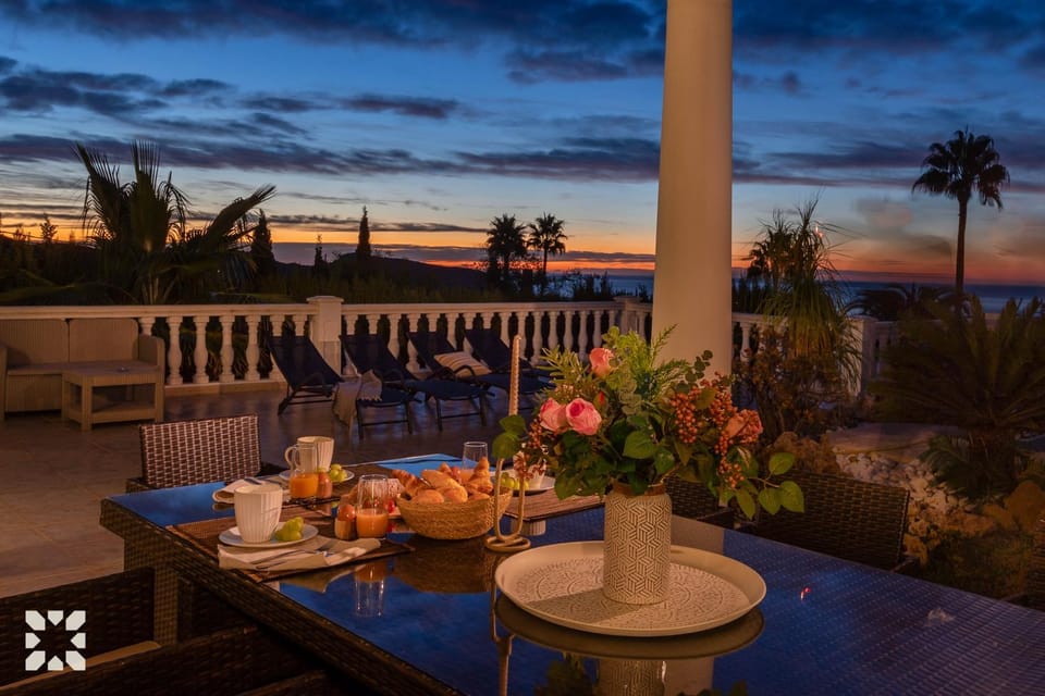 Patio, Natural landscape, View (from property/room), Balcony/Terrace, Living room, Banquet/Function facilities, Seating area, Dining area, Sea view