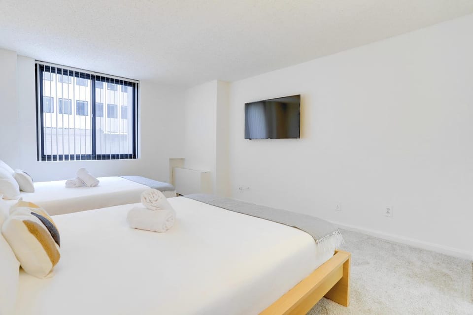 Bed, TV and multimedia, Bedroom, towels