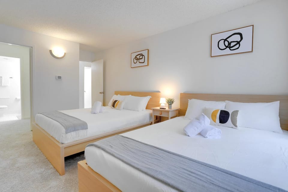 Bed, Bedroom, towels