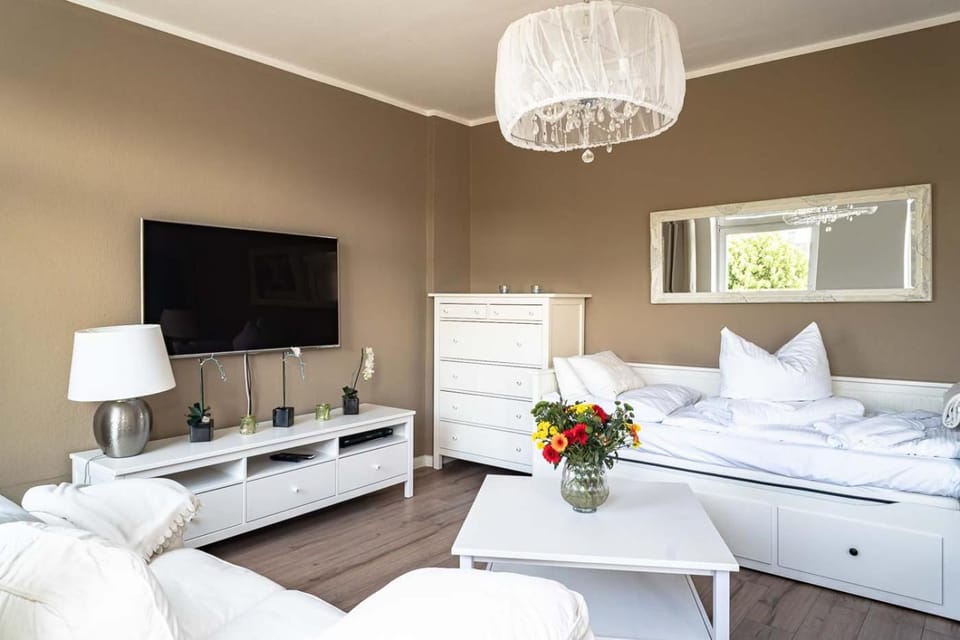 Bed, TV and multimedia, Living room, Photo of the whole room, Seating area