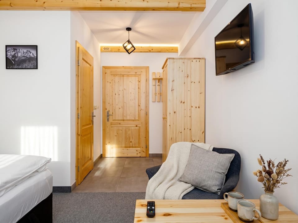 Communal lounge/ TV room, Bed, TV and multimedia, Living room, Photo of the whole room, Seating area, Evening entertainment, Bedroom, fireplace, wardrobe, air conditioner