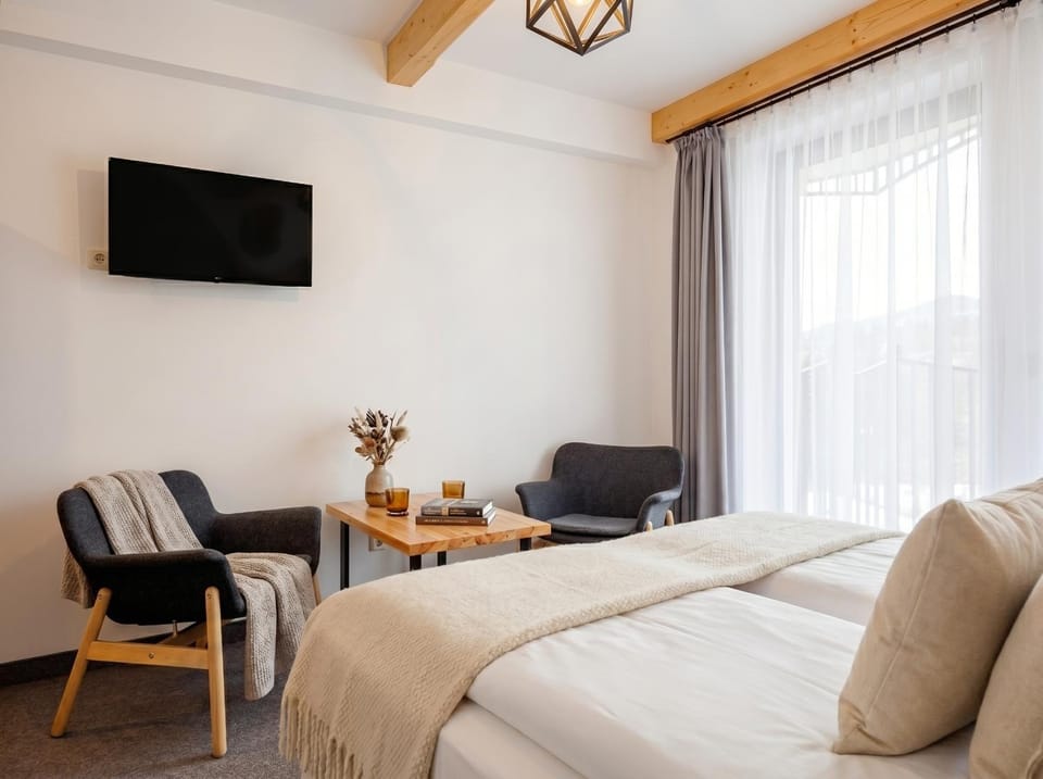 Communal lounge/ TV room, Bed, TV and multimedia, Living room, Photo of the whole room, Seating area, Evening entertainment, Bedroom, hair dresser