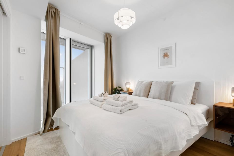 Bed, Photo of the whole room, Bedroom, towels