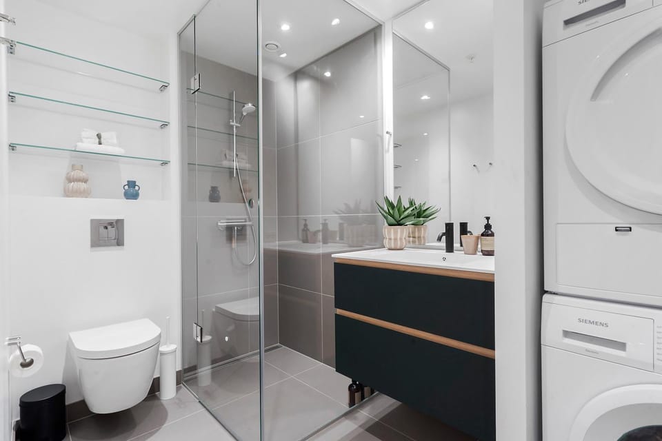 Shower, Toilet, Bathroom, towels