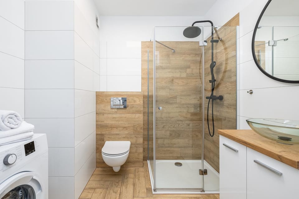 Shower, Toilet, Bathroom, towels, washing machine