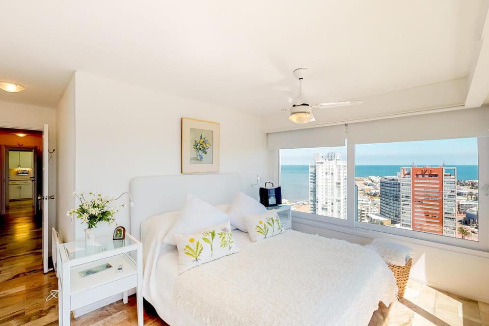 Bed, Bedroom, City view, Sea view