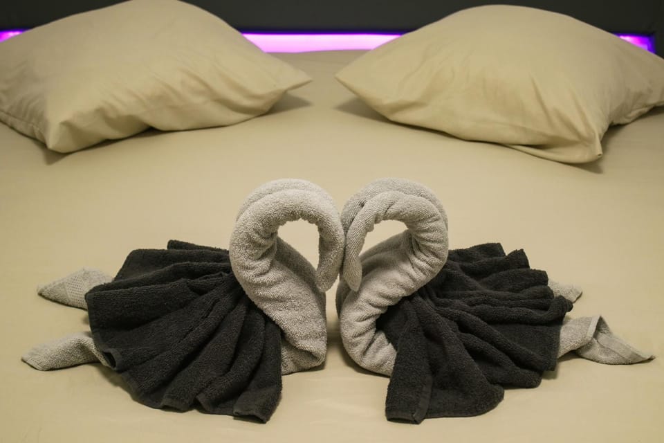 Bed, Decorative detail, Bedroom, towels