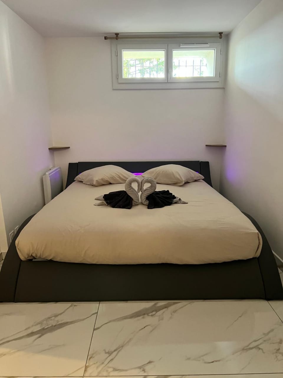 Bed, Photo of the whole room, Bedroom, towels
