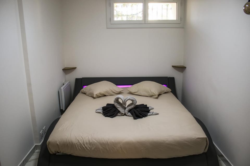 Bed, Photo of the whole room, Bedroom, internet, locker, storage, towels