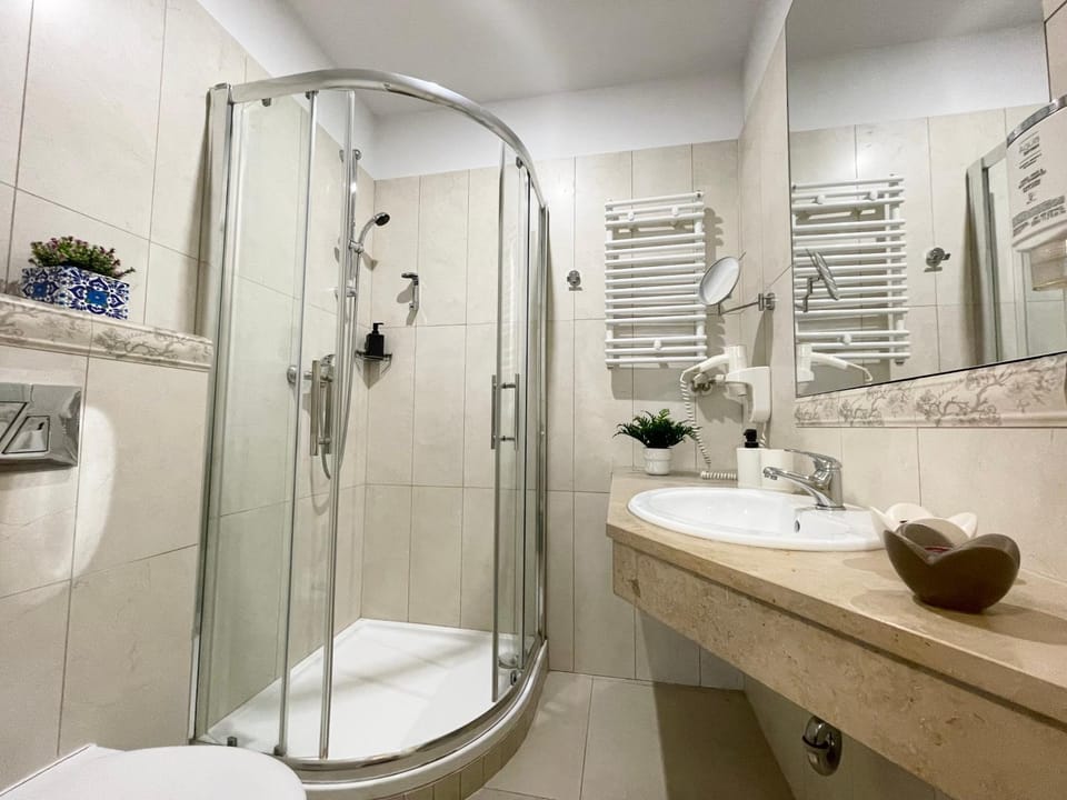 Shower, Toilet, Bathroom, towels