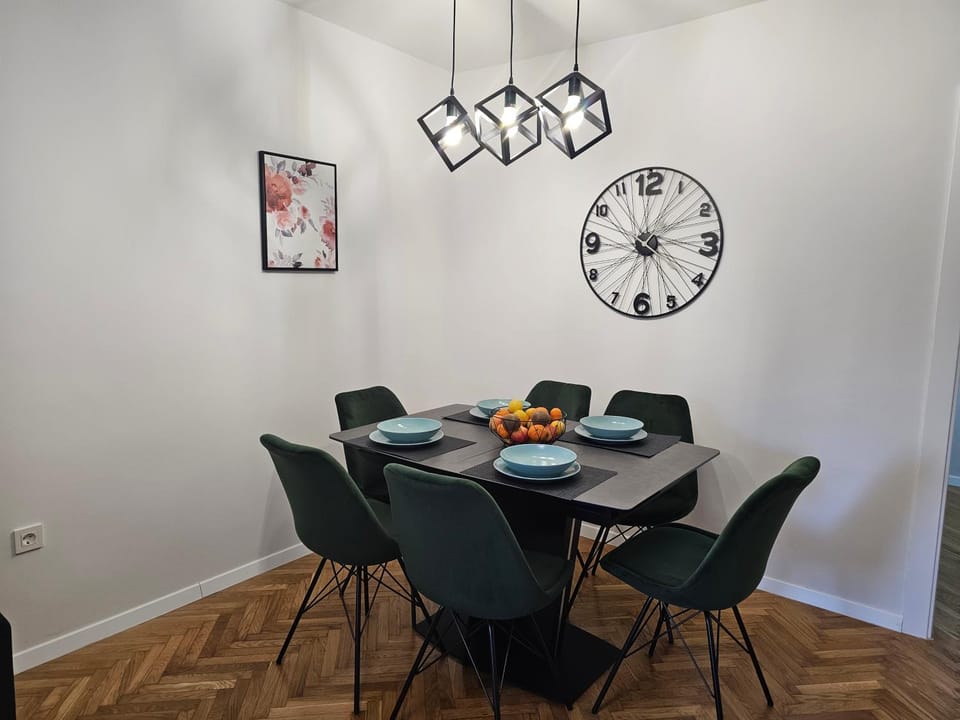 Seating area, Dining area