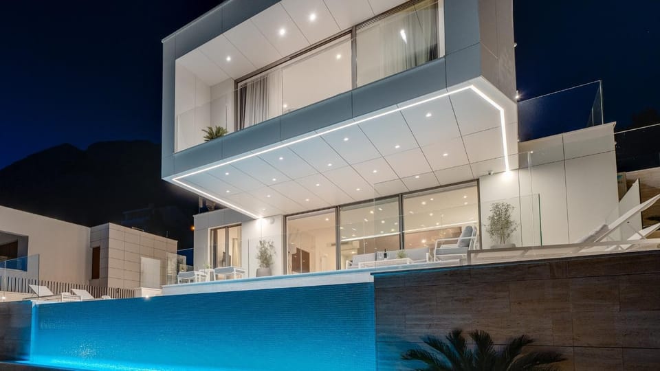 Property building, Balcony/Terrace, Pool view, Swimming pool