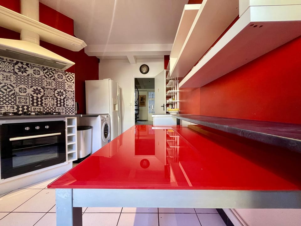 Kitchen or kitchenette, Dining area, oven