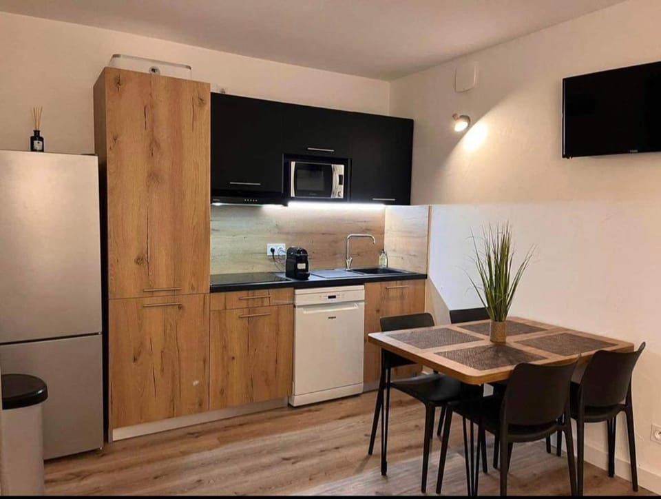 Coffee/tea facilities, Kitchen or kitchenette, Dining area, dishwasher, microwave, pet friendly, stove, toaster