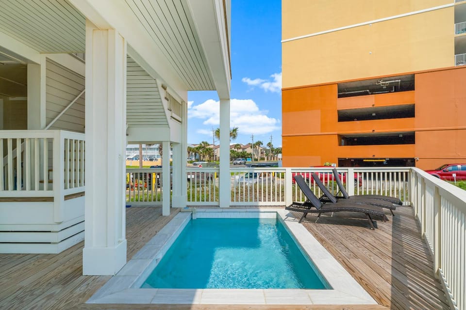 Patio, Day, View (from property/room), Balcony/Terrace, Pool view, Swimming pool, sunbed