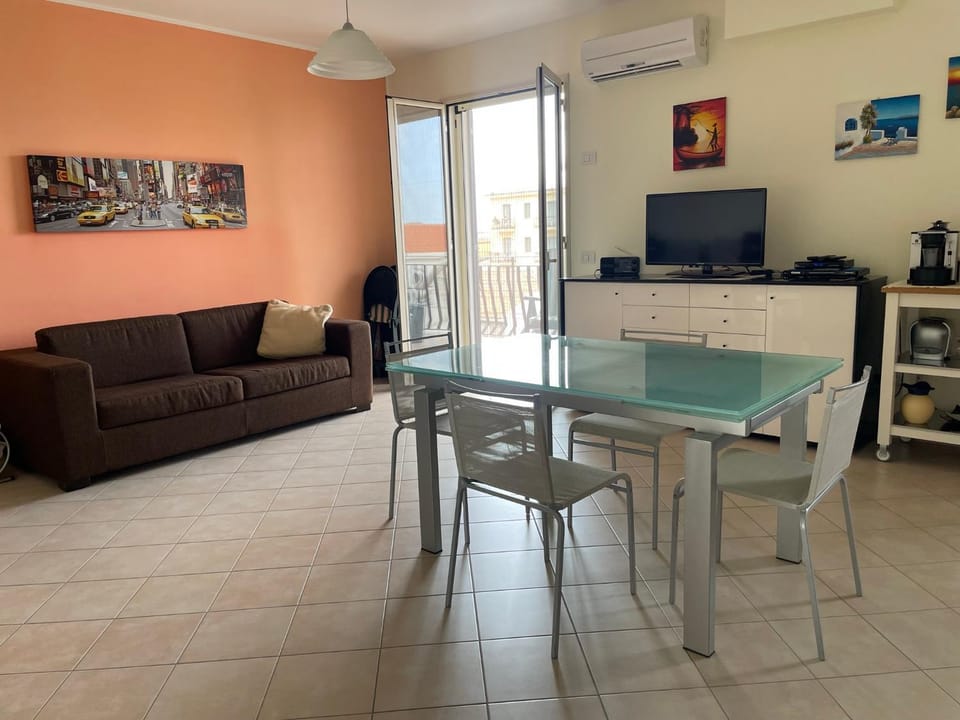 Living room, Dining area, air conditioner