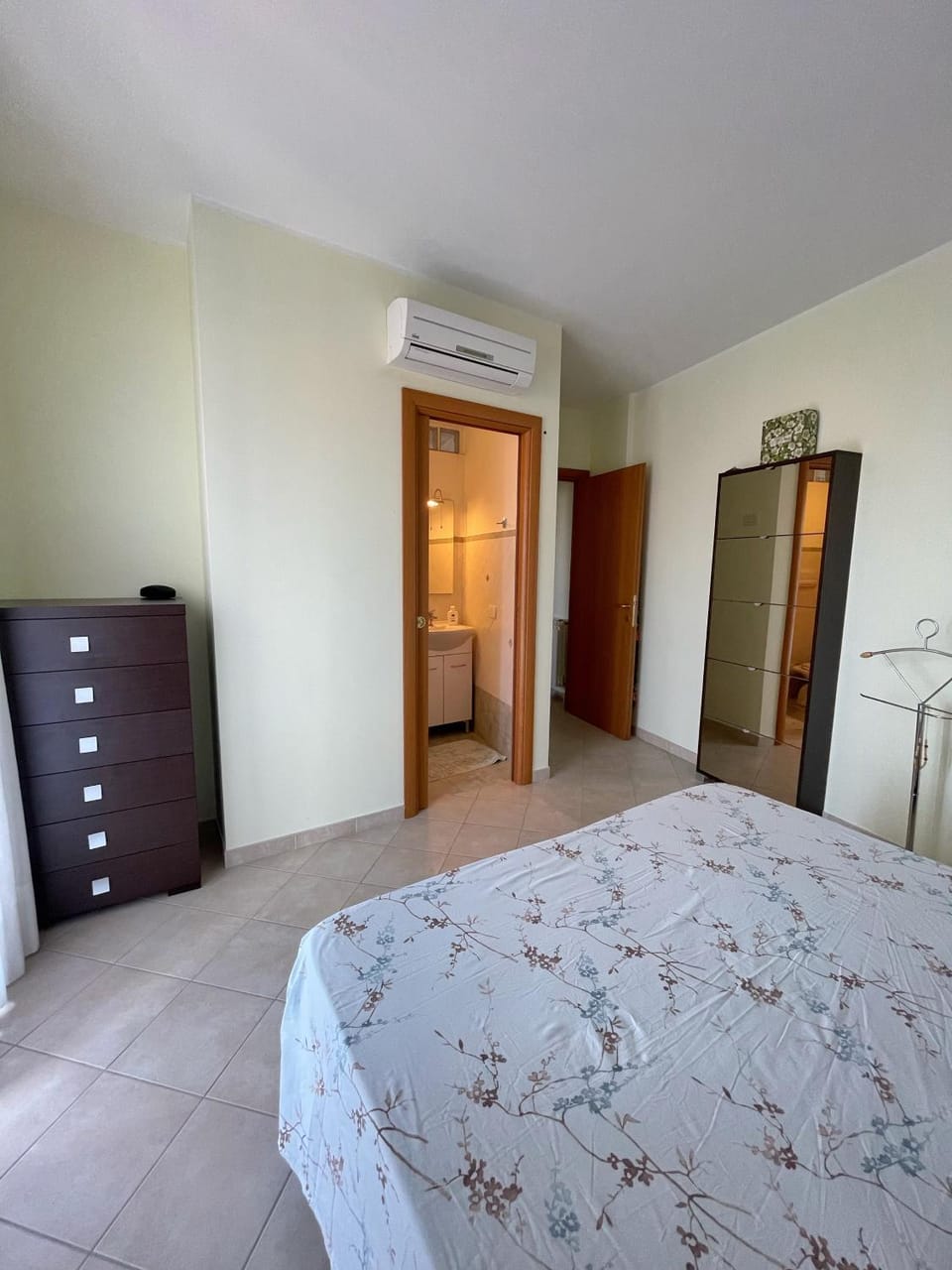 Bed, Bedroom, wardrobe, air conditioner