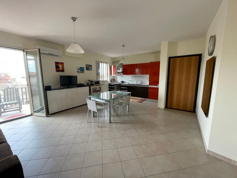 Kitchen or kitchenette, Living room, Dining area, oven