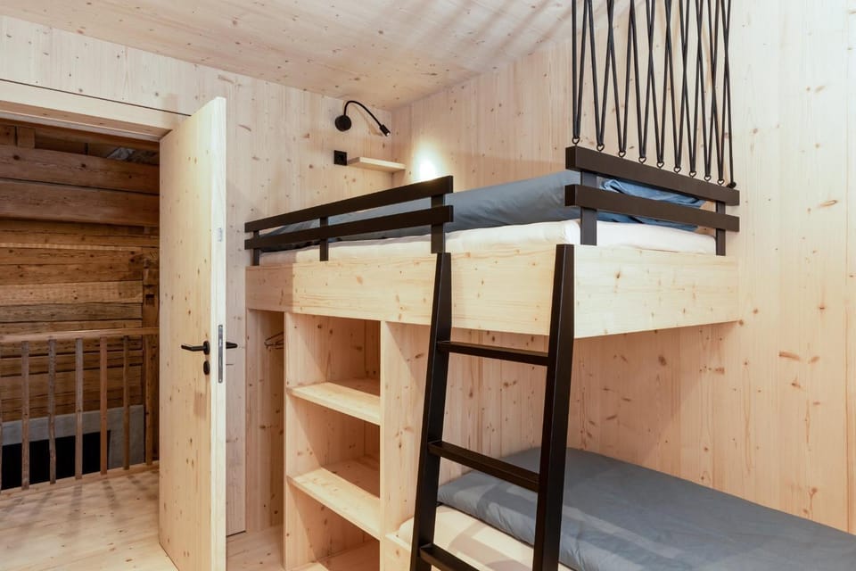 Bedroom, bunk bed